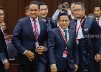 Pasangan Capres-Cawapres nomor urut satu, Anies Baswedan (kiri) dan Muhaimin Iskandar (kanan) saat hadir untuk mengikuti sidang putusan Perselisihan Hasil Pemilu Umum (PHPU) di Gedung Mahkamah Konstitusi, Jakarta, Senin (22/4/2024). [Suara.com]