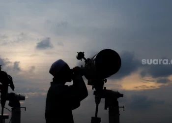 Petugas melakukan pemantauan hilal. [Suara.com]