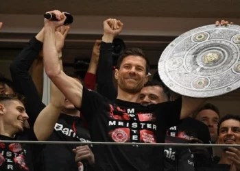 Pelatih Bayer Leverkusen, Xabi Alonso melakukan selebrasi usai timnya memastikan gelar juara Bundesliga Jerman 2023/2024. [Ina Fassbender / AFP]