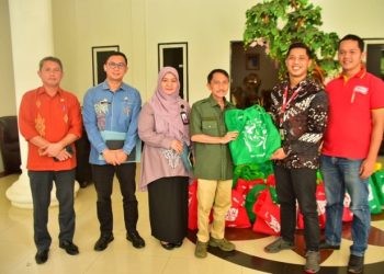 Bupati Gorontalo Nelson Pomalingo saat menerima secara simbolis penyerahan bantuan sosial dari PT Sumber Alfaria Trijaya Tbk atau Alfamart, Kamis (4/4/2024).