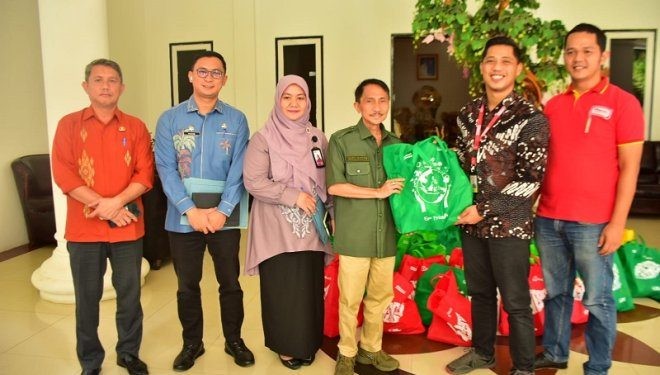 Bupati Gorontalo Nelson Pomalingo saat menerima secara simbolis penyerahan bantuan sosial dari PT Sumber Alfaria Trijaya Tbk atau Alfamart, Kamis (4/4/2024).