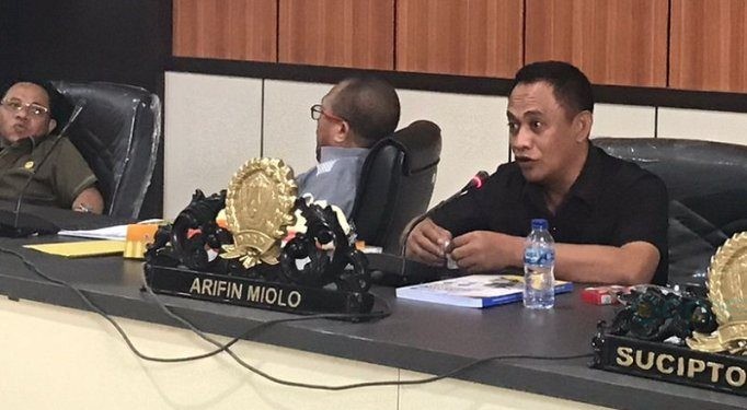 Anggota DPRD Kota Gorontalo Arifin Miolo saat Rapat Pansus LKPJ Kepala Daerah 2023, Senin (29/4/2024).