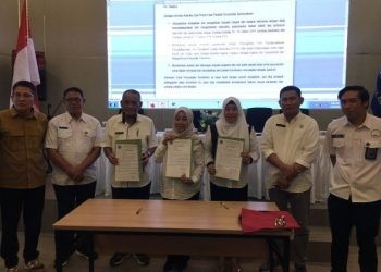 BNNK Bone Bolango bersama OPD terkait saat menandatangani komitmen bersama pemberantasan narkoba. (Foto Indra/Gopos)