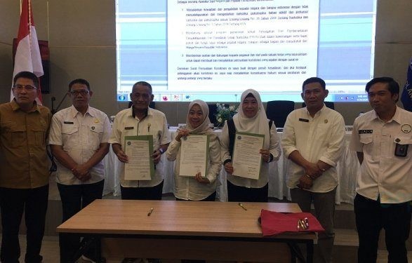 BNNK Bone Bolango bersama OPD terkait saat menandatangani komitmen bersama pemberantasan narkoba. (Foto Indra/Gopos)