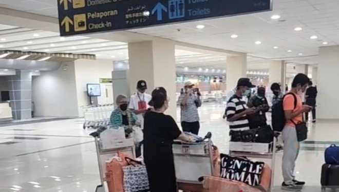 Situasi di Bandara Samrat, para penumpang harus membatalkan dan mengganti jadwal untuk penerbangan selanjutnya, di Manado, Selasa (30/4/2024). (ANTARA/Nancy L Tigauw)