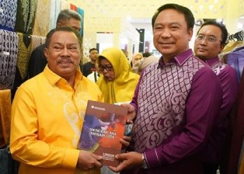 Kepala Perwakilan Bank Indonesi Provinsi Gorontalo, Dian Nugraha (kanan) menyerahkan  buku tentang perjalanan perkembangan UMKM di Gorontalo kepada Ketua DPRD Provinsi Gorontalo, Paris Jusuf (kiri) di sela Gebyar UMKM 2024, Sabtu (27/4/2024) di Atrium Citimall Gorontalo. (Putra/Humas BI Gorontalo)