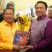 Kepala Perwakilan Bank Indonesi Provinsi Gorontalo, Dian Nugraha (kanan) menyerahkan  buku tentang perjalanan perkembangan UMKM di Gorontalo kepada Ketua DPRD Provinsi Gorontalo, Paris Jusuf (kiri) di sela Gebyar UMKM 2024, Sabtu (27/4/2024) di Atrium Citimall Gorontalo. (Putra/Humas BI Gorontalo)