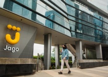 Seorang wanita berjalan di depan kantor Bank Jago. (ANTARA/Citro Atmoko)