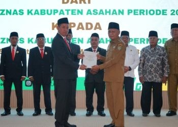 Bupati Asahan Surya melantik pimpinan Baznas Kabupaten Asahan periode 2024-2029, Selasa (5/3/2024).