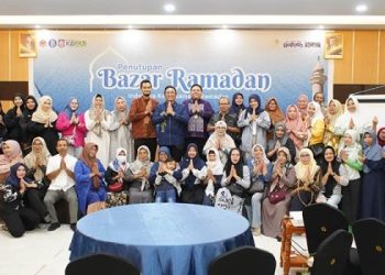Kepala Perwakilan BI, Dian Nugraha bersama pelaku UMKM dan GenBI berpose bersama usai penurupan Bazar Ramadan di Galeri UMKM BI Provinsi Gorontalo, Kamis (4/4/204). (Putra/BI Provinsi Gorontalo)