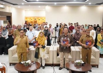dari kiri ke kanan: Kepala Dinas Pariwisata Provinsi Gorontalo, Ariyanto Husain, Ketua Dekranasda Provinsi Gorontalo, Firma Agustina, Kepala Perwakilan BI Provinsi Gorontalo, Dian Nugraha, Asisten II Setda Provinsi Gorontalo, Handoyo Sugiharto, pada acara beda buku Menebar Asa, Meraih Cita di galeri UMKM BI Gorontalo, Senin (1/4/2024).(Putra/BI Gorontalo)
