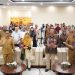 dari kiri ke kanan: Kepala Dinas Pariwisata Provinsi Gorontalo, Ariyanto Husain, Ketua Dekranasda Provinsi Gorontalo, Firma Agustina, Kepala Perwakilan BI Provinsi Gorontalo, Dian Nugraha, Asisten II Setda Provinsi Gorontalo, Handoyo Sugiharto, pada acara beda buku Menebar Asa, Meraih Cita di galeri UMKM BI Gorontalo, Senin (1/4/2024).(Putra/BI Gorontalo)