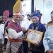 Pj Gubernur Sumut Hasanuddin bersama Bupati Asahan Surya menggunakan pakaian adat pada Musrenbang RKPD 2025.