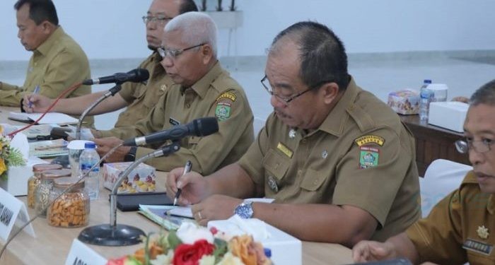 Bupati Asahan Surya (ketiga dari kiri) membuka Rakorpem bulan April 2024, Senin (22/4/2024).