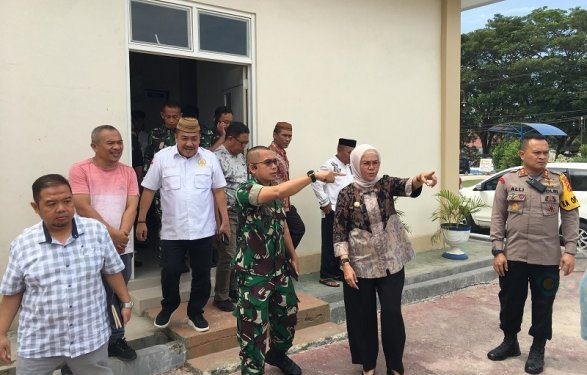 Bupati Bone Bolango, Merlan S. Uloli bersama Forkopimda saat melakukan peninjauan lokasi kunjungan kerja Presiden Joko Widodo di RSUD Toto Kabila. (F. Indra/Gopos)