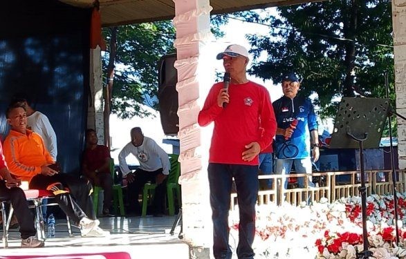 Bupati Pohuwato Saipul Mbuinga pada kegiatan jalan sehat menyambut Hardiknas, Jumat (26/4/2024).(F. Yusup/Gopos)