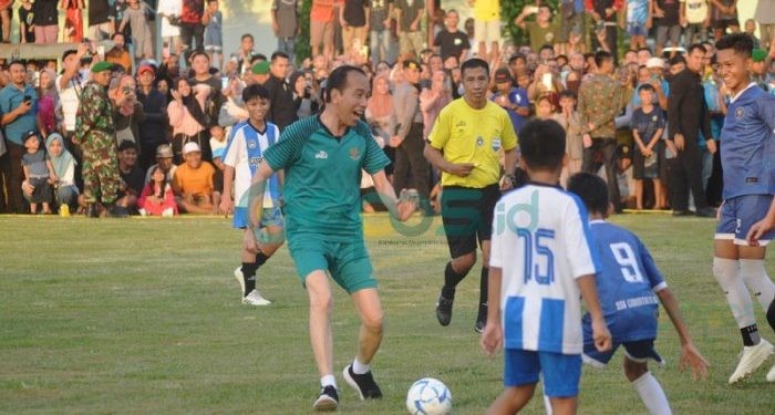Jokowi usai bermain sepakbola bersama Anak-anak Sekolah Sepak Bola (SSB) Gorontalo di Lapangan Kompi Liluwo, Ahad (21/4/2024).