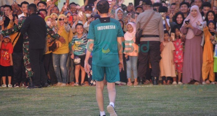 Mengawali agenda kunjungan kerja di Gorontalo. Presiden Joko Widodo menjajal permainan sepak bola bersama anak-anak Sekolah Sepak Bola (SSB) Gorontalo United, Ahad (21/04/24) sore di lapangan Kompi Bantuan Yonif 713/Gorontalo, Kelurahan Liluwo, Kecamatan Kota Tengah, Kota Gorontalo. (Putra/Gopos)