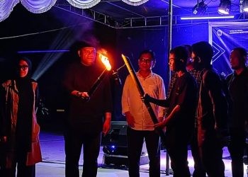 Rektor UNG Eduart Wolokm embuka Festival Tumbilotohe "Ja Mu Mate" dengan membakar obor secara simbolis (F.Aas/Gopos)