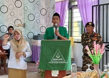 Ketua PC GP Ansor Kota Gorontalo, Rivon Umar, memberi sambutan pada peringatan Harlah ke-90 Ansor di SLB Kota Gorontalo