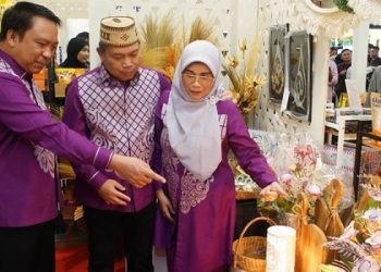 Kepala Perwakilan BI Provinsi Gorontalo, Dian Nugraha (kiri) bersama Pj Gubernur Gorontalo, Ismail Pakaya (tengah) dan Ketua Dekranasda Provinsi Gorontalo, Ny Fima Agustina, melihat produk UMK yang ditampilkan pada Gebyar UMKM 2024. (foto: Putra/Humas BI Gorontalo)