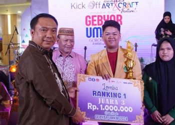 Kepala Perwakilan Bank Indonesia Provinsi Gorontalo, Dian Nugraha, bersama Kadis Koperindag-UKM Provinsi Gorontalo, Risjon Sunge, menyerahkan hadiah pemenang lomba dalam Gebyar UMKM 2024 di Atrium Citimall Gorontalo, Ahad (28/4/2024).(Dok. Putra/Humas BI Gorontalo)