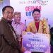 Kepala Perwakilan Bank Indonesia Provinsi Gorontalo, Dian Nugraha, bersama Kadis Koperindag-UKM Provinsi Gorontalo, Risjon Sunge, menyerahkan hadiah pemenang lomba dalam Gebyar UMKM 2024 di Atrium Citimall Gorontalo, Ahad (28/4/2024).(Dok. Putra/Humas BI Gorontalo)