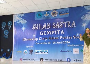Dekan FSB UNG, Nony Basalama membuka pelaksanaan Gempita Bulan Sastra FSB UNG