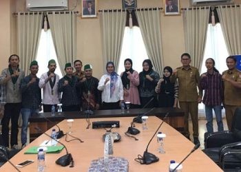 Bupati Merlan S. Uloli saat foto bersama usai melakukan audiens bersama HMI Cabang Persiapan Bone Bolango, Senin (29/4/2024). (Foto Indra/Gopos)