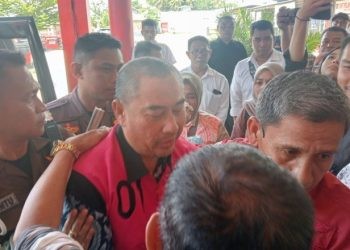 Mantan Bupati Bone Bolango Hamim Pou saat tiba di Lapas Gorontalo setelah resmi menjadi tahanan Kejati Gorontalo, Rabu (17/4/2024).