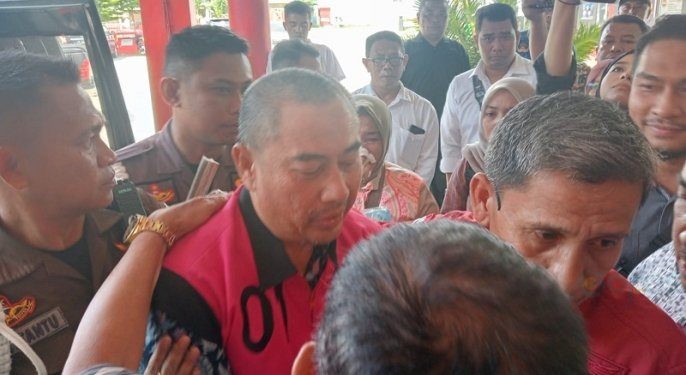 Mantan Bupati Bone Bolango Hamim Pou saat tiba di Lapas Gorontalo setelah resmi menjadi tahanan Kejati Gorontalo, Rabu (17/4/2024).