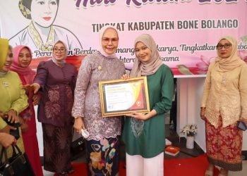Bupati Bone Bolango Merlan S. Uloli saat menyerahkan piagam penghargaan kepada Kartini Bone Bolango pada Peringatan Hari Kartini. (F. AKP/Diskominfo)