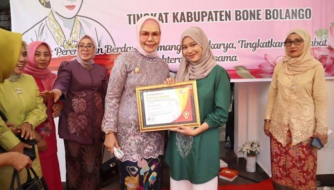 Bupati Bone Bolango Merlan S. Uloli saat menyerahkan piagam penghargaan kepada Kartini Bone Bolango pada Peringatan Hari Kartini. (F. AKP/Diskominfo)
