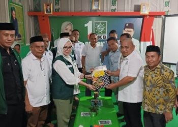 Wakil Bupati Gorontalo, Hendra Hemeto, menyampaikan berkas pendaftaran pada penjaringan Cabup-Cawabup Pilkada Kabupaten Gorontalo oleh PKB