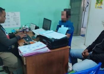 Penyidik Sat Resnarkoba Polresta Gorontalo Kota melakukan pemeriksaan terhadap RPH, oknum honorer yang diamankan lantaran diduga menggunakan narkoba jenis sabu. (Humas Polresta Gorontalo Kota)