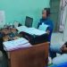Penyidik Sat Resnarkoba Polresta Gorontalo Kota melakukan pemeriksaan terhadap RPH, oknum honorer yang diamankan lantaran diduga menggunakan narkoba jenis sabu. (Humas Polresta Gorontalo Kota)