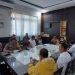 Suasana rapat Forkopimda Provinsi dan Kabupaten Pohuwato serta pihak perusahaan dibawa PGP dipimpin Penjabat Gubernur Ismail Pakaya, di ruang rapat Kapolres Pohuwato, Minggu, (31/3/2024). (Foto – Kesbang)