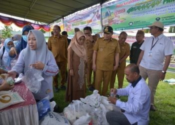 Penjagub Gorontalo Ismail Pakaya saat meninjau pasar murah yang dirangkaikan dengan apel siaga pengamanan pasokan dan harga pangan periode Hari Besar Keagamaan Nasional (HBKN), jelang hari raya Idulfitri 1445 hijriah di lapangan Tibawa, Kabupaten Gorontalo, Senin (1/4/2024). Foto – Ryan