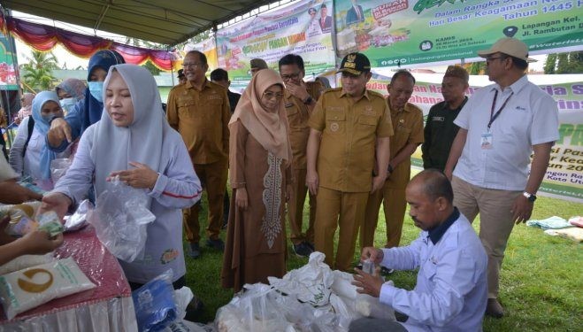 Penjagub Gorontalo Ismail Pakaya saat meninjau pasar murah yang dirangkaikan dengan apel siaga pengamanan pasokan dan harga pangan periode Hari Besar Keagamaan Nasional (HBKN), jelang hari raya Idulfitri 1445 hijriah di lapangan Tibawa, Kabupaten Gorontalo, Senin (1/4/2024). Foto – Ryan