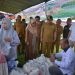 Penjagub Gorontalo Ismail Pakaya saat meninjau pasar murah yang dirangkaikan dengan apel siaga pengamanan pasokan dan harga pangan periode Hari Besar Keagamaan Nasional (HBKN), jelang hari raya Idulfitri 1445 hijriah di lapangan Tibawa, Kabupaten Gorontalo, Senin (1/4/2024). Foto – Ryan
