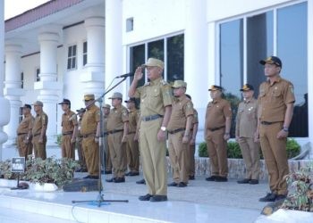 Bupati Asahan H. Surya BSc memimpin Apel gabungan Bulan April 2024 di Halaman Kantor Bupati Kabupaten Asahan, Senin (01/04/2024).
