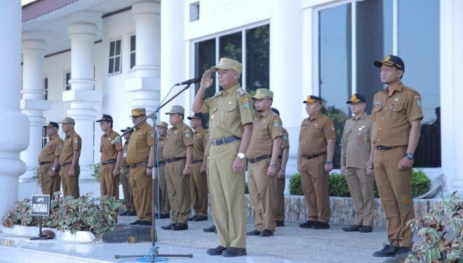 Bupati Asahan H. Surya BSc memimpin Apel gabungan Bulan April 2024 di Halaman Kantor Bupati Kabupaten Asahan, Senin (01/04/2024).
