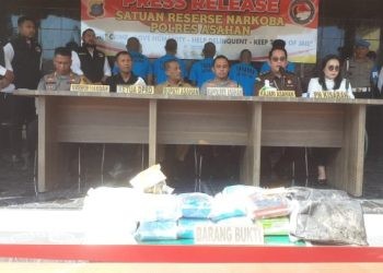 Kapolres Asahan AKBP Afdhal Junaidi dalam konferensi pers yang dihadiri oleh Forkopimda Kabupaten Asahan di halaman Mapolres Asahan, Senin (1/4/2024).