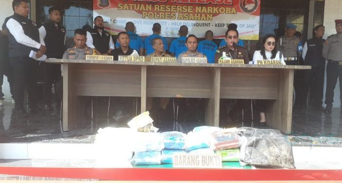 Kapolres Asahan AKBP Afdhal Junaidi dalam konferensi pers yang dihadiri oleh Forkopimda Kabupaten Asahan di halaman Mapolres Asahan, Senin (1/4/2024).