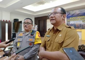Sekdaprov Gorontalo Sofian Ibrahim didampingi Irwasda Polda Gorontalo, Kombes Pol Edward P. Sirait,diwawancarai usai rapat koordinasi (rakor) keamanan jelang hari raya Idulfitri 1445 Hijriah di Aula Rumah Jabatan Gubernur, Selasa (2/4/2024). (Foto – Winda)