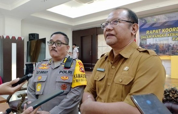 Sekdaprov Gorontalo Sofian Ibrahim didampingi Irwasda Polda Gorontalo, Kombes Pol Edward P. Sirait,diwawancarai usai rapat koordinasi (rakor) keamanan jelang hari raya Idulfitri 1445 Hijriah di Aula Rumah Jabatan Gubernur, Selasa (2/4/2024). (Foto – Winda)