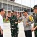Presiden Joko saat bertolak menuju Provinsi Gorontalo melalui Pangkalan TNI AU Halim Perdanakusuma Jakarta, dilepas Pangdam Jaya Mayjen TNI Mohamad Hasan, Kapolda Metro Jaya Irjen Pol. Karyoto, Pangkoopsud I Marsda TNI Mohammad Nurdin, serta Danlanud Halim Perdanakusuma Marsma TNI Destianto Nugroho Utomo. (Foto – Biro Pers dan Media Setpers)