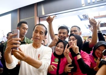 Presiden Jokowi Makan Bakso dan Sapa Warga Gorontalo