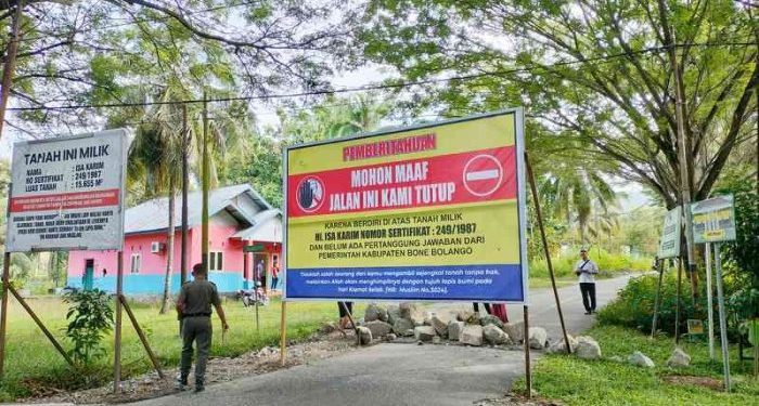 Keluarga Isa Karim selaku pemilik lahan di komplek perkantoran pemerintah di Desa Ulantha, Kecamatan Suwawa, Kabupaten Bone Bolango melakukan penutupan akses jalan, Senin (1/4/2024).