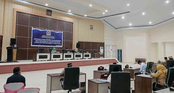 penyampaian pandangan Fraksi dalam kegiatan Penyampaian Keterangan Laporan Pertanggungjawaban Bupati Bone Bolango, di Ruang Sidang DPRD Bone Bolango, Jumat (5/4/2024).